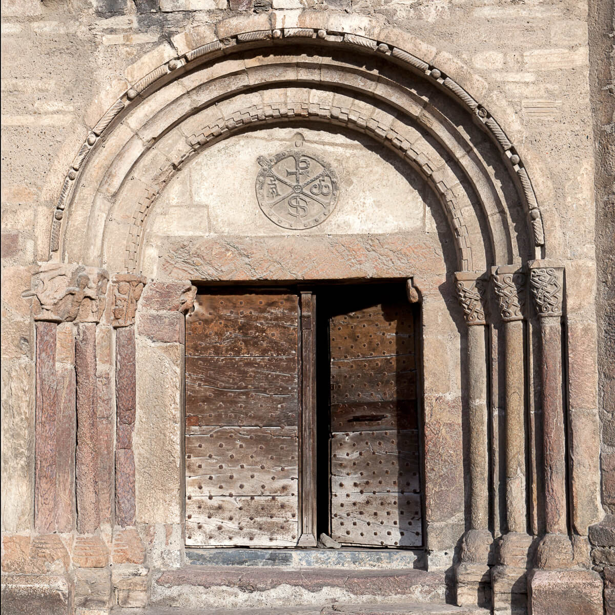 Portail chapelle Saint-Exupère - Arreau